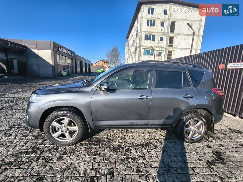 Внедорожник / Кроссовер Toyota RAV4 2012 в Софиевской Борщаговке