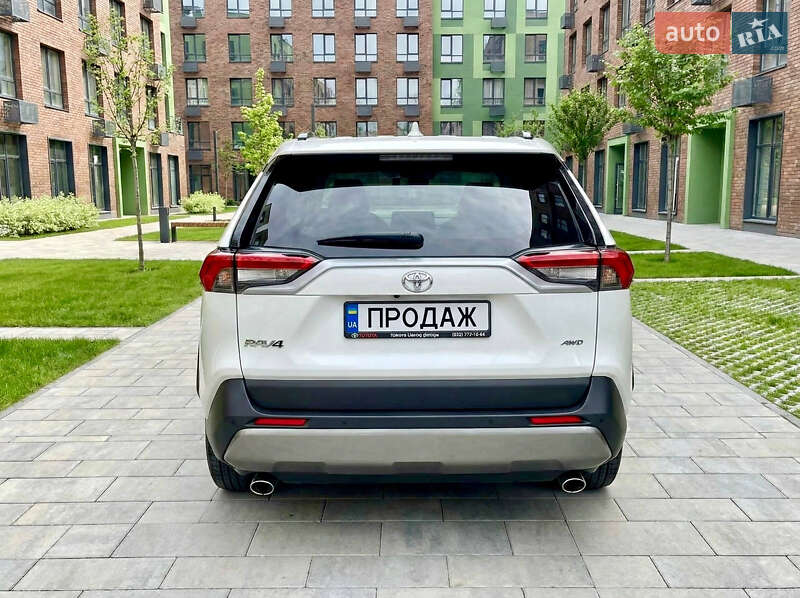 Внедорожник / Кроссовер Toyota RAV4 2019 в Киеве