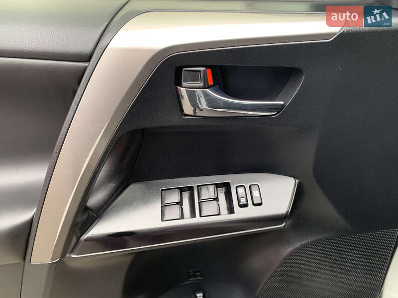 Позашляховик / Кросовер Toyota RAV4 2016 в Києві фото 35 Позашляховик / Кросовер Toyota RAV4 2016 в Києві