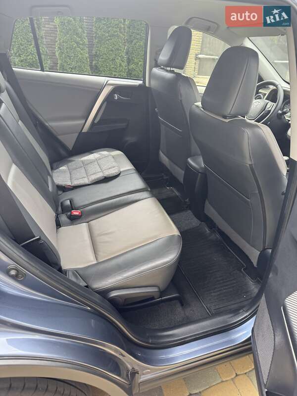 Позашляховик / Кросовер Toyota RAV4 2013 в Чернівцях