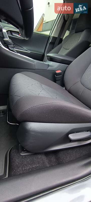Внедорожник / Кроссовер Toyota RAV4 2021 в Киеве