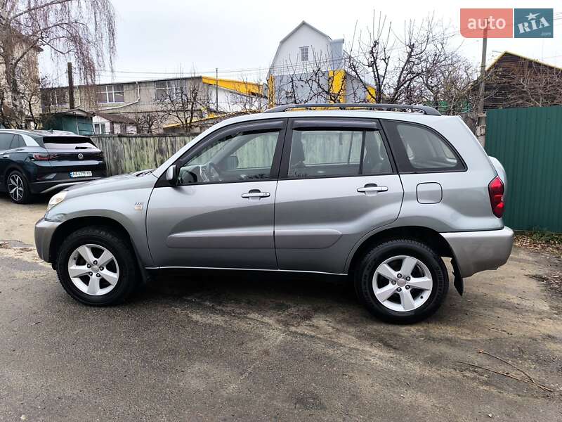 Внедорожник / Кроссовер Toyota RAV4 2003 в Киеве