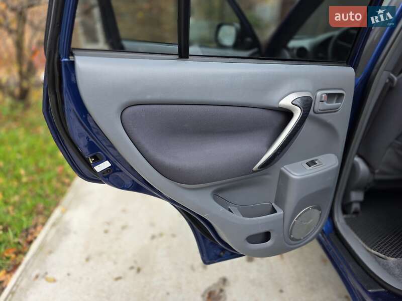 Внедорожник / Кроссовер Toyota RAV4 2003 в Бердичеве