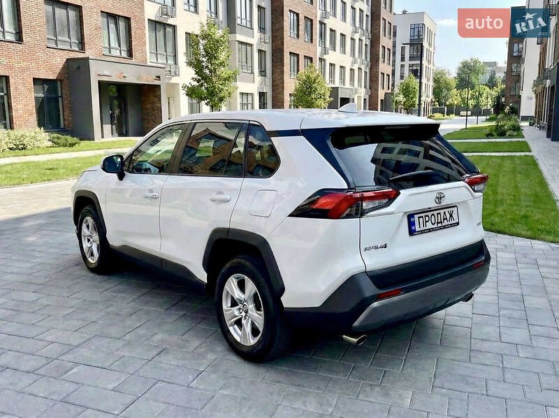 Внедорожник / Кроссовер Toyota RAV4 2019 в Киеве