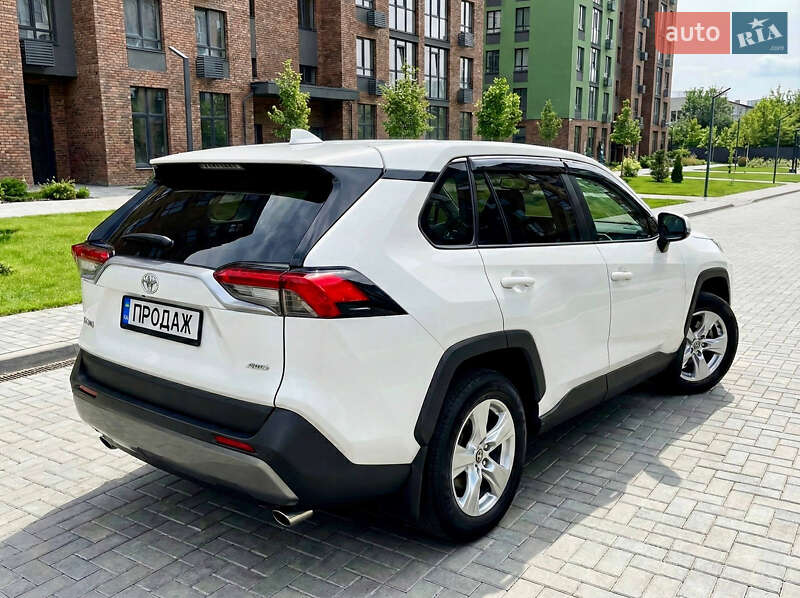 Внедорожник / Кроссовер Toyota RAV4 2019 в Киеве