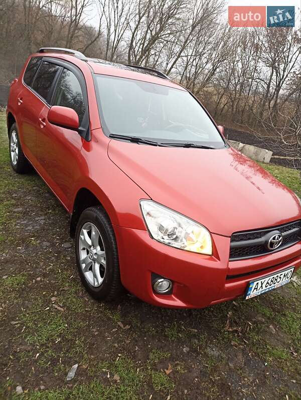 Позашляховик / Кросовер Toyota RAV4 2012 в Карлівці