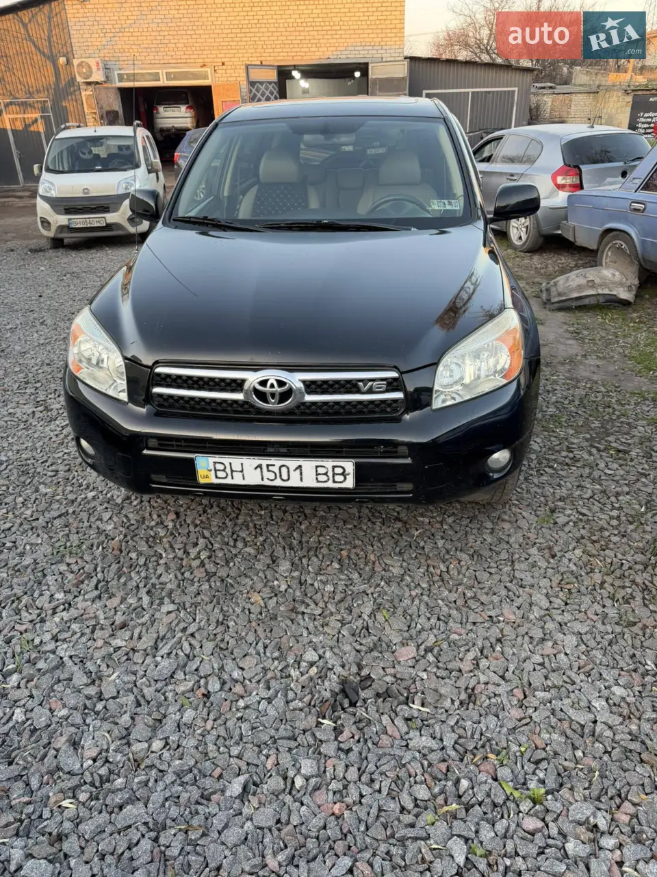 Японський потужний повнопривідний автомобіль надійний економічний. Мотор, КПП, ходова частина в хорошому стані. Довга база. Офіціал. Не битий. Авто пройшла ТО-1. Вкладень не потребує. Салон шкіра, клімат, люк, круїз. КПП автомат.