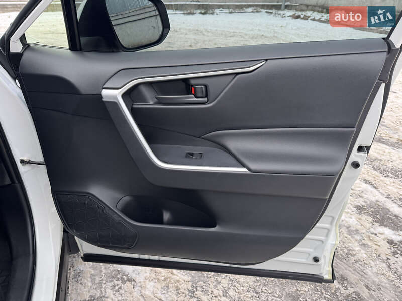 Внедорожник / Кроссовер Toyota RAV4 2019 в Киеве