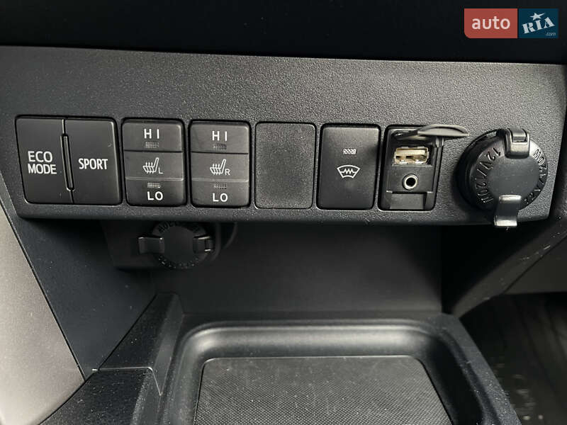 Позашляховик / Кросовер Toyota RAV4 2016 в Києві