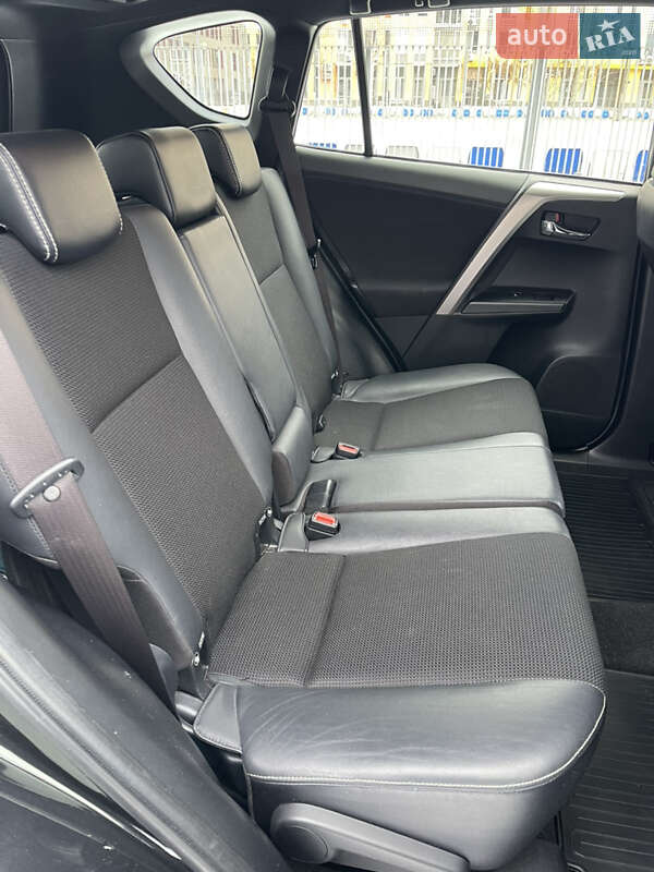 Позашляховик / Кросовер Toyota RAV4 2016 в Києві