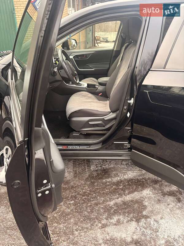 Позашляховик / Кросовер Toyota RAV4 2021 в Кривому Розі