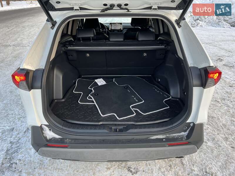 Внедорожник / Кроссовер Toyota RAV4 2021 в Киеве