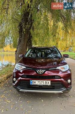 Позашляховик / Кросовер Toyota RAV4 2017 в Рівному