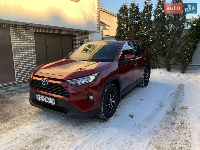 Внедорожник / Кроссовер Toyota RAV4 2019 в Киеве