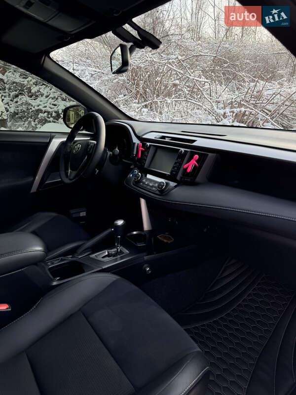 Внедорожник / Кроссовер Toyota RAV4 2017 в Киеве
