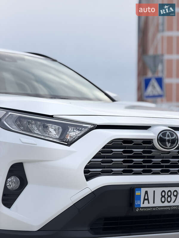 Внедорожник / Кроссовер Toyota RAV4 2020 в Киеве