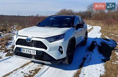 Позашляховик / Кросовер Toyota RAV4 2021 в Рівному