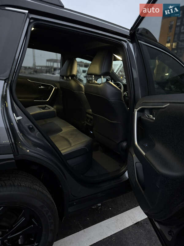 Внедорожник / Кроссовер Toyota RAV4 2022 в Ровно