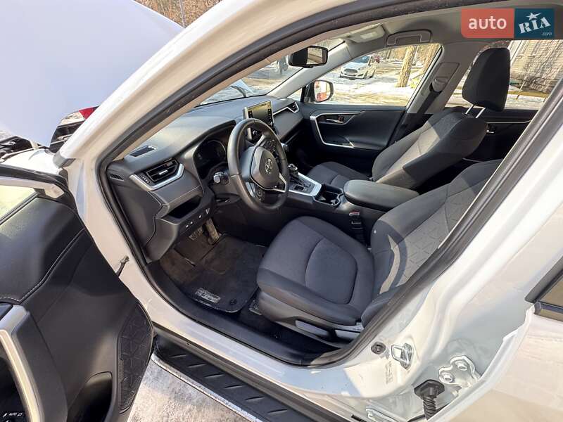 Внедорожник / Кроссовер Toyota RAV4 2021 в Киеве