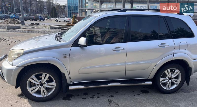 Внедорожник / Кроссовер Toyota RAV4 2004 в Харькове