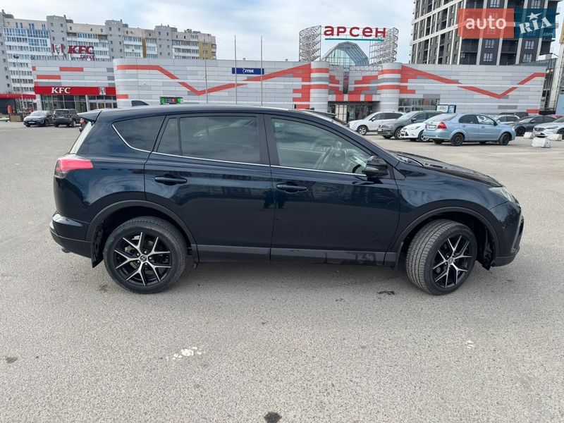 Внедорожник / Кроссовер Toyota RAV4 2017 в Львове