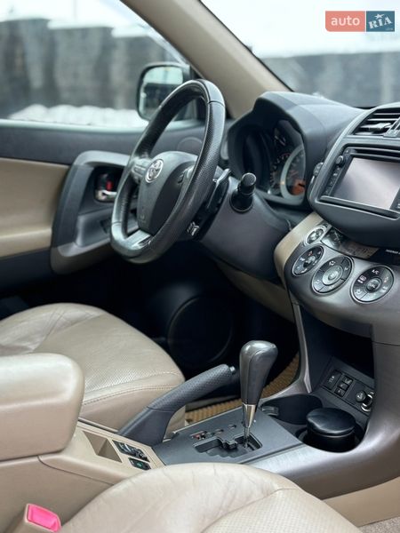 Позашляховик / Кросовер Toyota RAV4 2011 в Тернополі