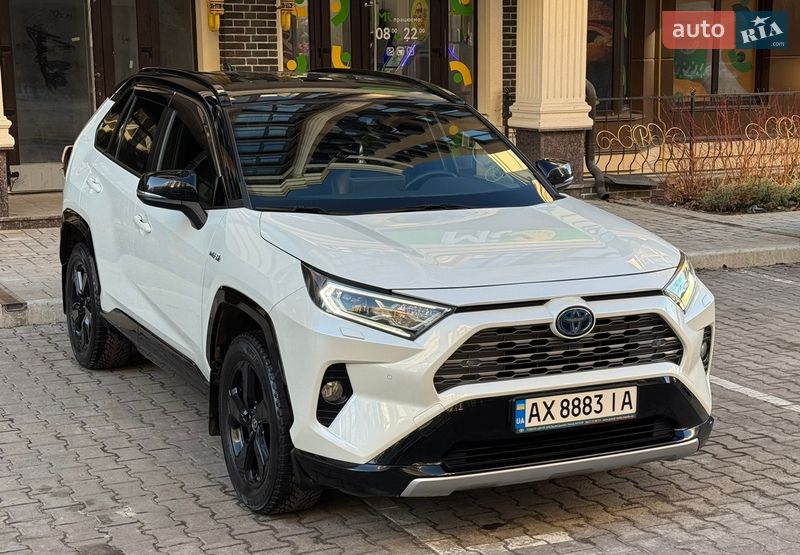 Внедорожник / Кроссовер Toyota RAV4 2020 в Киеве