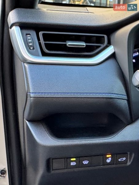 Внедорожник / Кроссовер Toyota RAV4 2020 в Киеве