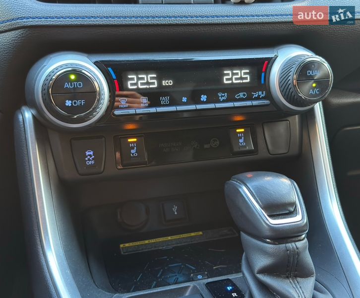 Внедорожник / Кроссовер Toyota RAV4 2020 в Киеве