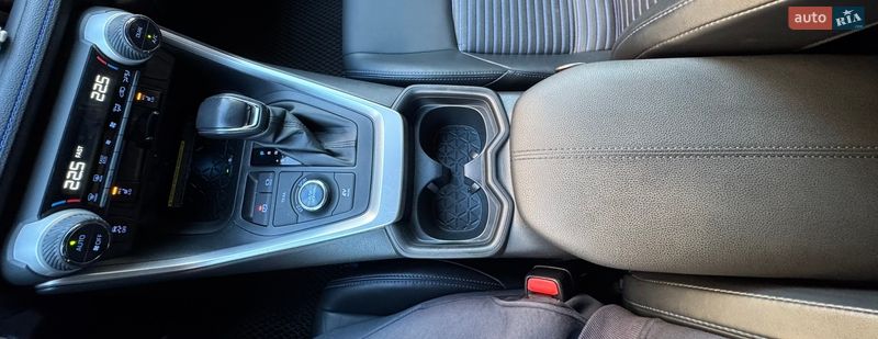 Внедорожник / Кроссовер Toyota RAV4 2020 в Киеве
