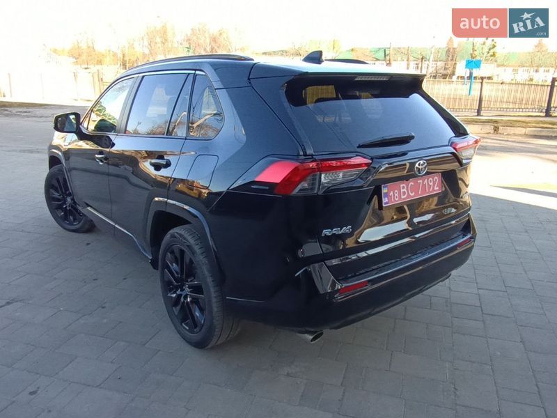 Позашляховик / Кросовер Toyota RAV4 2020 в Рівному