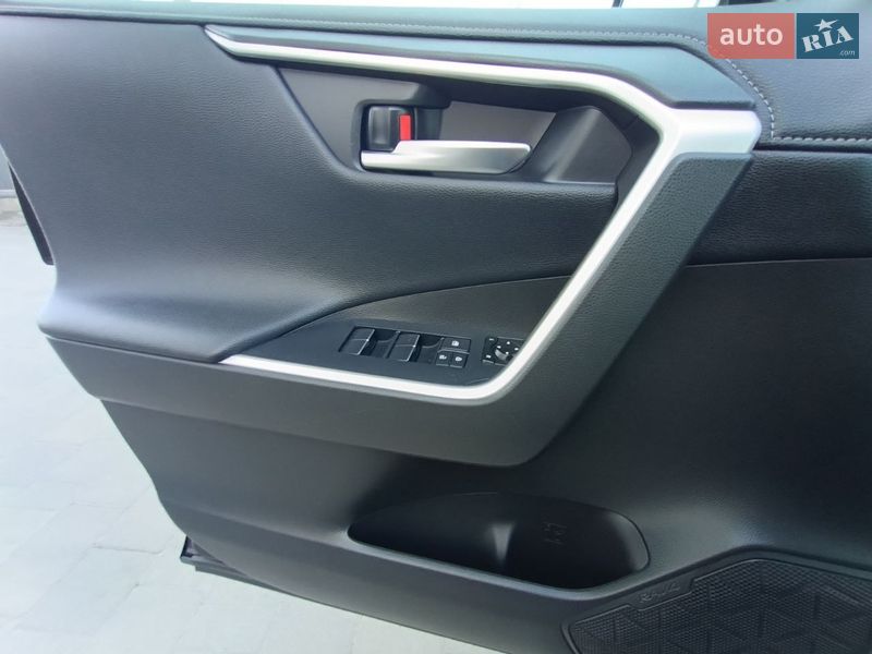 Позашляховик / Кросовер Toyota RAV4 2020 в Рівному