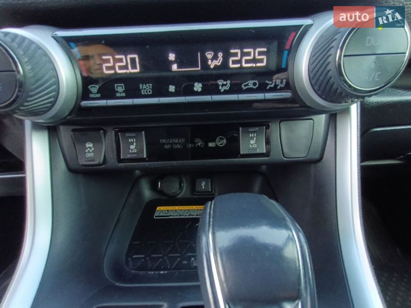 Позашляховик / Кросовер Toyota RAV4 2020 в Рівному