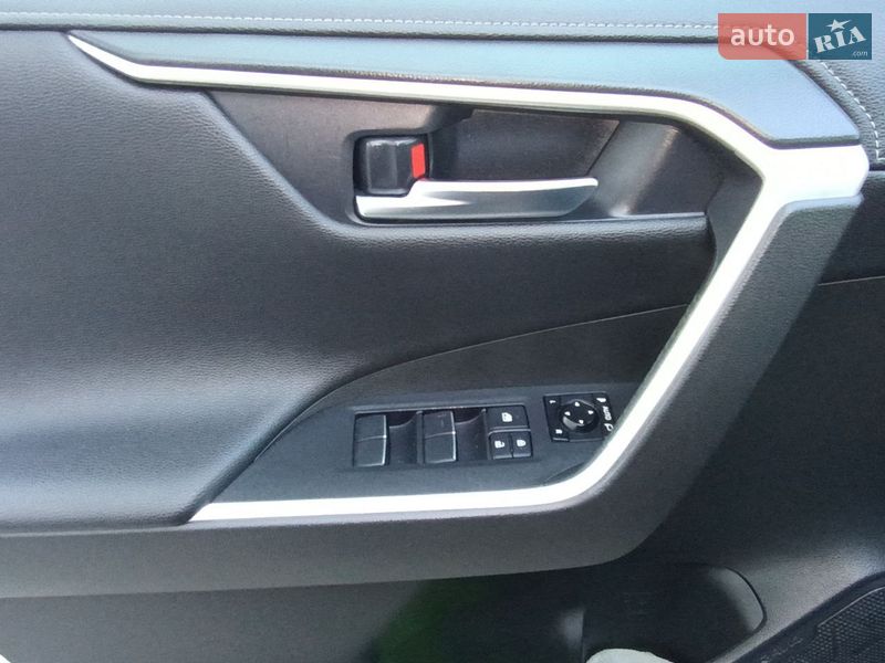 Позашляховик / Кросовер Toyota RAV4 2020 в Рівному