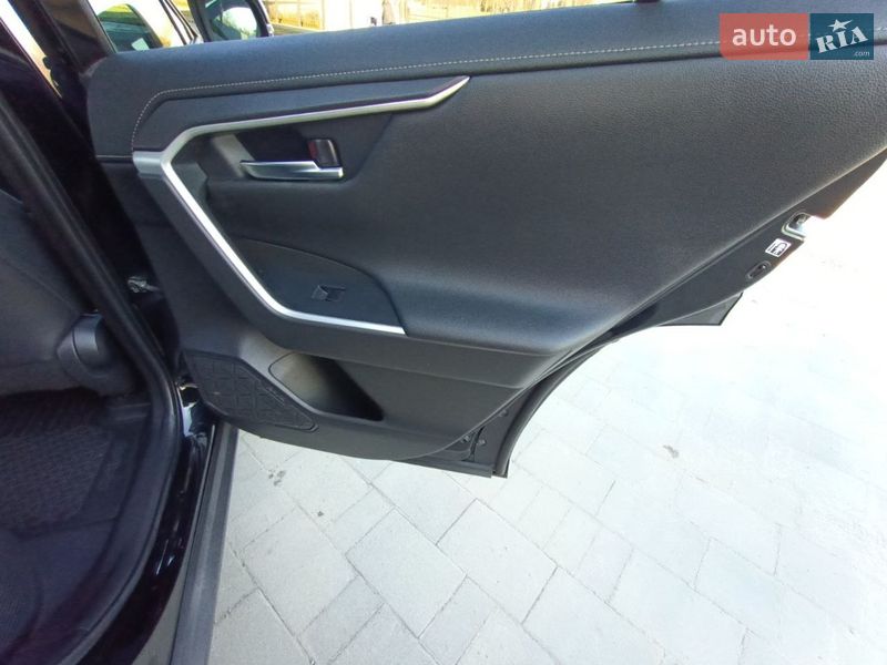 Позашляховик / Кросовер Toyota RAV4 2020 в Рівному
