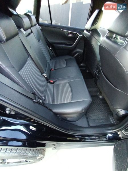 Позашляховик / Кросовер Toyota RAV4 2020 в Рівному