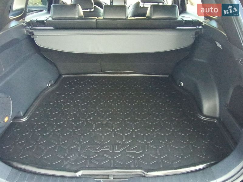 Позашляховик / Кросовер Toyota RAV4 2020 в Рівному