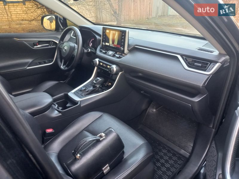 Внедорожник / Кроссовер Toyota RAV4 2019 в Полтаве