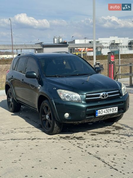 Внедорожник / Кроссовер Toyota RAV4 2006 в Хусте