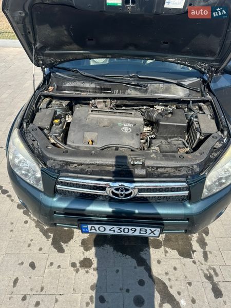 Внедорожник / Кроссовер Toyota RAV4 2006 в Хусте