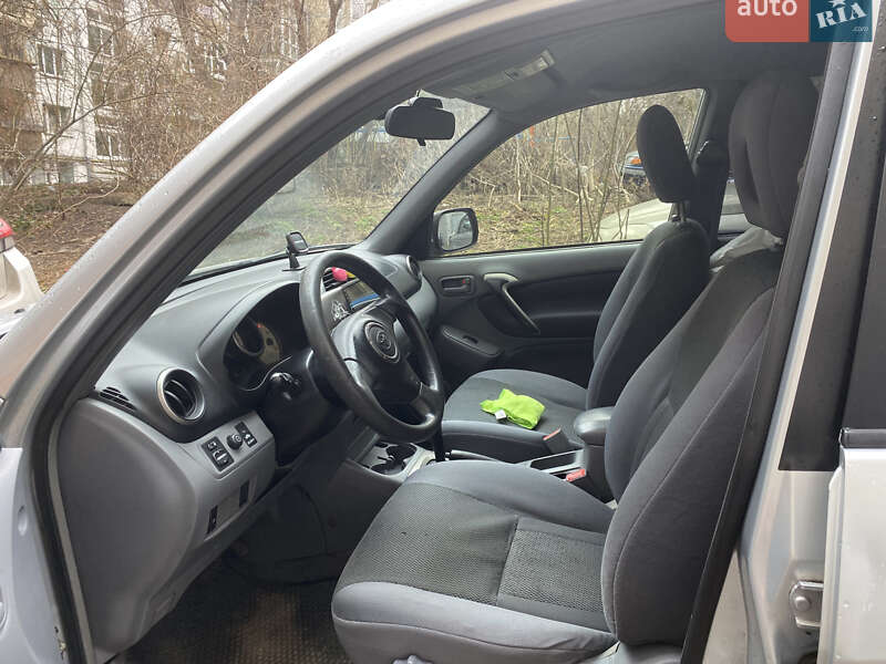 Внедорожник / Кроссовер Toyota RAV4 2001 в Киеве