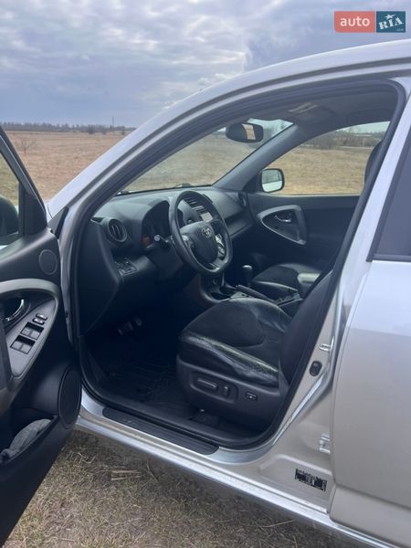 Внедорожник / Кроссовер Toyota RAV4 2012 в Сарнах