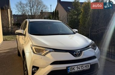 Внедорожник / Кроссовер Toyota RAV4 2017 в Ровно