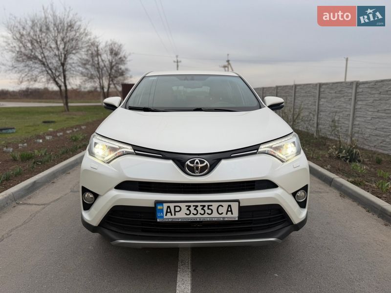Позашляховик / Кросовер Toyota RAV4 2017 в Дніпрі