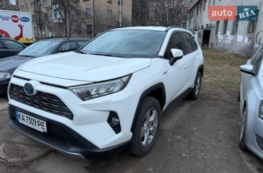 Внедорожник / Кроссовер Toyota RAV4 2020 в Киеве