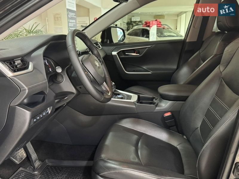 Внедорожник / Кроссовер Toyota RAV4 2019 в Ужгороде
