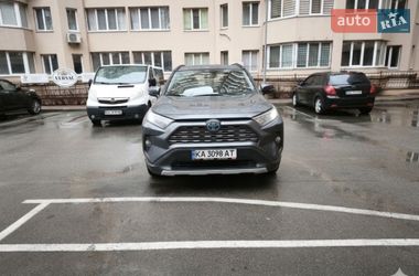 Внедорожник / Кроссовер Toyota RAV4 2020 в Киеве