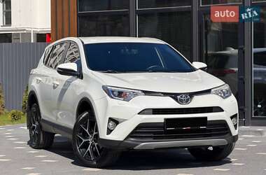 Позашляховик / Кросовер Toyota RAV4 2017 в Ужгороді