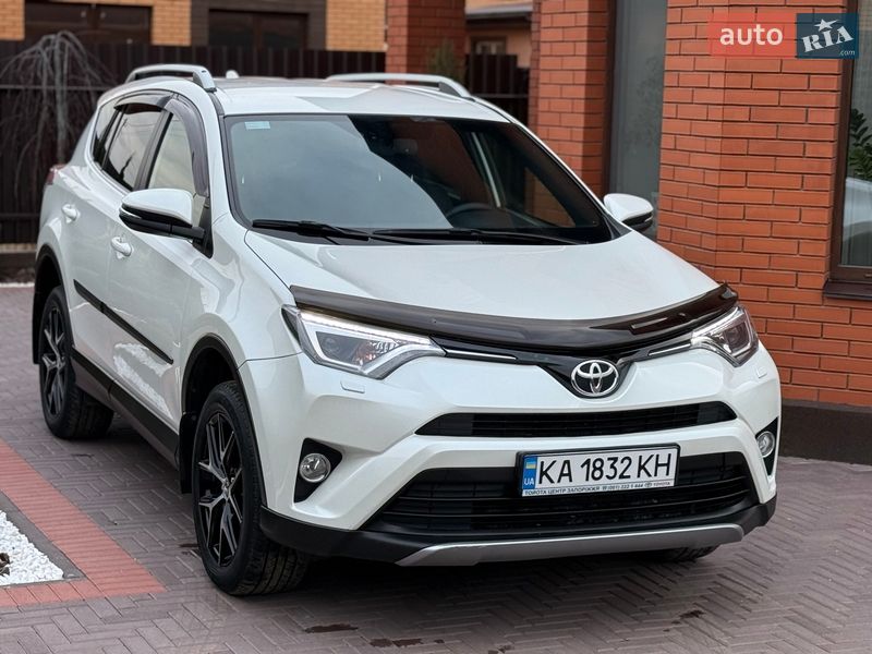 Внедорожник / Кроссовер Toyota RAV4 2017 в Виннице