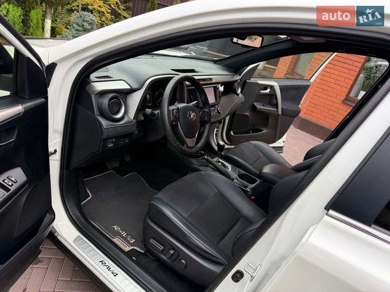 Внедорожник / Кроссовер Toyota RAV4 2017 в Виннице